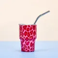 Vista detallada de un mini vaso de 3 oz rosa con estampado de leopardo y pajita - Con Tapa Y Pajita / Rojo