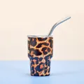 Vista detallada de un mini vaso térmico de 3oz con estampado de leopardo y pajita - Con Tapa Y Pajita / Estampado de leopardo