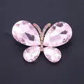 Detailansicht einer rosa Strass-Schmetterlingsbrosche mit glänzenden Kristallflügeln - Rosa Schmetterling Brosche (XD10872-2) / Rosa