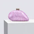 Elegante lila Marmor Acryl Abendtasche mit goldener Kugelschließe für Hochzeitsfeiern - Violett