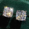 Elegantes pendientes de moissanita con corte de cojín sobre lujoso terciopelo verde - Estilo Cuadrado / Especificación Normal / Plata