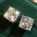 Pendientes de moissanita con corte cojín brillantes sobre fondo de terciopelo verde - Estilo Cuadrado / Especificación Normal / Dorado