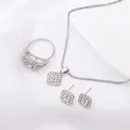 Elegantes silbernes quadratisches Schmuckset mit funkelnden Strasssteinen und Ring - 3-teiliges Schmuckset (Halskette+Ohrringe+Ring) / Silber