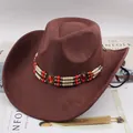 Cappello da cowboy western classico in camoscio marrone con fascia di perline etnica rossa. - Decorazione con Perline Rosse / Caffè