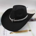 Classico cappello da cowboy western in feltro nero con emblema a testa di toro e borchie - Stile Testa di Toro Bicolore / Nero