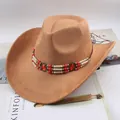 Classico cappello da cowboy western marrone con fascia di perline etniche e gemme rosse - Stile con Decorazione di Perle Rosse / Beige scuro