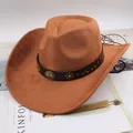 Classico cappello da cowboy western marrone con fascia in pelle borchiata e tesa curva - Simbolo di Prugna Ovale / Giallo Bestiame