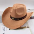 Classico cappello da cowboy western in finta pelle scamosciata con fascia borchiata - Simbolo di Prugna Ovale / Beige scuro