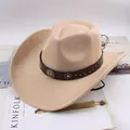 Cappello da cowboy beige classico con cinturino in pelle e borchie a fiori - Simbolo di Prugna Ovale / Beige chiaro