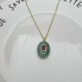 Détail d'un pendentif ovale en pierre verte naturelle avec zircon rouge et chaîne - Pendentif Uniquement (Sans Chaîne) / Vert (Aventurine)