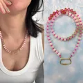 Detailopname van een levendige regenboog kralenketting met gouden karabijnsluiting. - Roze Groen Wit (43cm Karabijnhaak)