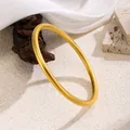 Eleganter mattgoldener Armreif aus Titanstahl in minimalistischem Runddesign - Mattes Armband (2402) / 55mm Durchmesser / Gold