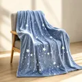 Morbida coperta in flanella blu fosforescente con motivo a stelle bianche per la casa - Gipsofila blu / 130*150cm