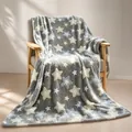 Suave manta de franela luminosa gris con patrones de estrellas blancas en una silla - Estrellas de Rejilla / 70*100CM