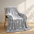Manta de franela luminosa gris oscuro con patrones de luna y estrellas que brillan de noche - Luna y Estrellas Gris Oscuro / 70*100CM