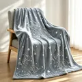 Coperta in flanella grigia fosforescente con testo Moon and Back e motivi a stelle. - Grigio Lettera / 100*150cm