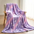 Manta de franela morada que brilla en la oscuridad con patrón de estrellas y unicornio - Pony Púrpura / 70*100CM