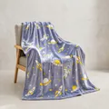 Manta de franela que brilla en la oscuridad con diseño de astronauta y espacio - Astronauta / 70*100CM