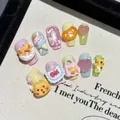 Detail von handgefertigten Press-on-Nägeln mit 3D-Bären- und Dessert-Motiven - Extra Klein (XS) / 2271-Kurzes Trapez