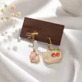 Boucles d'oreilles asymétriques chat et cerise avec nœud doré et détail de perle élégant - Ensemble de boucles d'oreilles asymétriques Chat Cerise (E5048) / Multicolore