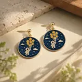 Boucles d'oreilles astronaute en émail bleu marine avec ballons étoiles dorés mignons - Puce d'Oreille en Émail Astronaute Ciel Étoilé (E4874) / Bleu foncé