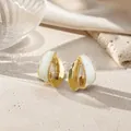 Élégantes boucles d'oreilles créoles dorées multicouches avec détails en émail blanc - Boucle d'Oreille en Émail Géométrique Superposée (E4670-2) / Or Blanc