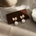Élégantes boucles d'oreilles nœud S925 plaquées or avec perles blanches brillantes - Puce d'Oreille en Émail Nœud et Perle (E4832-1) / Or Champagne