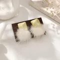 Boucles d'oreilles carrées jaune crème avec pompons élégants en fausse fourrure - Boucle d'Oreille Carrée Jaune avec Pompon (E5617-2) / Jaune lait