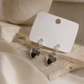 Boucles d'oreilles pendantes cœur en argent avec pierres noires et grises sur socle - Boucles d'oreilles en strass en forme de cœur (E4848-5) / Noir Argenté