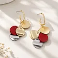 Boucles d'oreilles pendantes élégantes avec des disques rouges, dorés et argentés - Boucles d'oreilles à pampilles longues à disque circulaire tricolore (E4629-1) / Épissage Multicolore