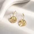Élégantes boucles d'oreilles dorées minimalistes avec pendentifs disques martelés - Boucles d'oreilles pendantes à disque circulaire irrégulier martelé (E4750-1) / Or