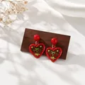 Belles boucles d'oreilles en cœur rouge avec motif cerise sur socle en bois. - Style Cœur Cerise (E5512) / Rouge
