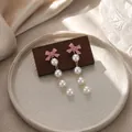 Élégantes boucles d'oreilles pendantes avec nœud rose et perles blanches pour femmes - Style Pampille Perle Artificielle Noeud Rose (E5144-3) / Rose