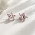 Boucles d'oreilles fleur en argent S925 avec strass roses et perle centrale élégante - Clous d'oreilles fleur à cinq pétales rose perle artificielle (E4773) / Rose