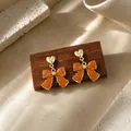 Boucles d'oreilles nœud orange élégantes avec clous en cœur dorés pour femmes - Boucles d'oreilles nœud papillon orange en forme de cœur (E4771-2) / Orange