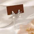 Élégantes boucles d'oreilles papillon asymétriques en argent avec pampille et perle - Boucles d'oreilles asymétriques pampilles perle artificielle papillon (E4643) / Bicolore Or Argent