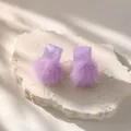 Boucles d'oreilles élégantes à pompons violets avec détail en résine marbrée top - Clous d'oreilles boule de fourrure carrée motif marbre (E5416) / Violet