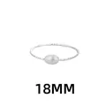 Eleganter silberner gedrehter Ring mit einer einzelnen weißen ovalen Perle Größe 18mm - 18mm / Reiskorn künstlicher Perlenstil / Silber