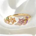 Elegantes goldfarbenes offenes Ringdesign mit bunten Zirkonblüten auf weißer Seide. - Einstellbar Offen / Mehrfarbige Zirkonia Blumen und Blatt Stil (JZ094) / Gold