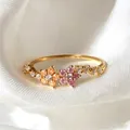 Eleganter vergoldeter verstellbarer Ring mit rosa und pfirsichfarbenen Zirkon-Blumen - Einstellbar Offen / Zweifarbiger Floraler Zirkonia Stil (JZ096) / Gold