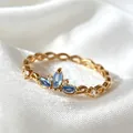 Eleganter verstellbarer Ring, vergoldet, mit blauer Zirkonia-Blume auf weißem Satin. - Einstellbar Offen / Blaue Zirkonia Blumencluster Gewebter Stil (JZ076) / Gold