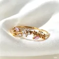 Eleganter goldener Blumenring, verstellbar, mit rosa und klaren Zirkoniasteinen - Einstellbar Offen / Rosa Zirkonia Blumenranke Stil (JZ081) / Gold