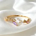 Eleganter goldener verstellbarer Ring mit lila floralen Zirkonia und Kristallen. - Einstellbar Offen / Violette Marquise Zirkonia Blumencluster Stil (JZ083) / Gold
