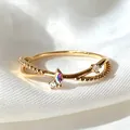 Eleganter goldener verstellbarer Ring mit schillerndem Zirkon auf weißem Satinstoff - Einstellbar Offen / Gold Irisierender Zirkonia (JZ085)