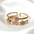 Verstellbarer goldener Ring mit süßem rosa Zirkonia-Blumenmuster und weißen Perlen - Einstellbar Offen / Gold Rosa Zirkonia Weiße Künstliche Perle (JZ079)