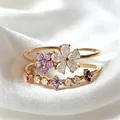 Elegante goldene verstellbare Ringe mit violetten und weißen Zirkonia-Blumen - Einstellbar Offen / Gold Violett Weiß Rosa Blume Zirkonia (JZ073)