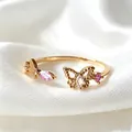 Eleganter verstellbarer Goldring mit Schmetterling und rosa Zirkoniasteinen - Einstellbar Offen / Lila-rosa Farbverlauf Blumenstil (JZ0113)
