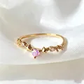 Eleganter goldfarbener verstellbarer Ring mit rosa Zirkonherz auf weißer Seide - Einstellbar Offen / Schleife Zirkonia Stil (JZ0101)