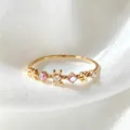 Eleganter vergoldeter verstellbarer Ring mit rosa und klaren Zirkonia-Blumen. - Einstellbar Offen / Bunter Blumen- und Blattstil (JZ0103)
