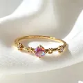 Eleganter vergoldeter Blumenring mit einem atemberaubenden lila Zirkonia-Mittelpunkt - Einstellbar Offen / Grüner birnenförmiger Blumenstil (JZ0105)